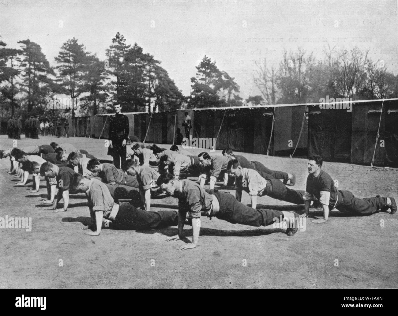 "Rekruten der Grenadier Guards auf physische Bohrer beim Caterham, wo der Brigade Foot Guards de Künstler: unbekannt. Stockfoto