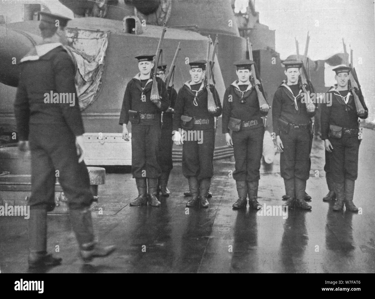 "Gewehr Drill an Bord ein britisches Schlachtschiff", 1915. Künstler: unbekannt. Stockfoto