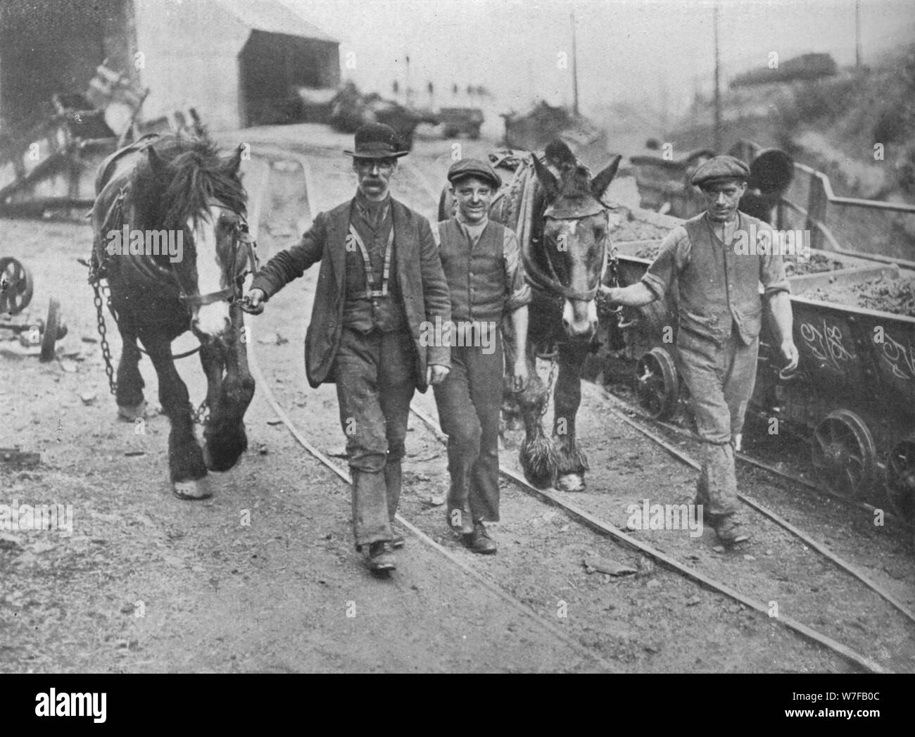 "Nach der Ansiedlung: Bergleute unter ihren Ponies zurück in die Grube", 1915. Künstler: unbekannt. Stockfoto