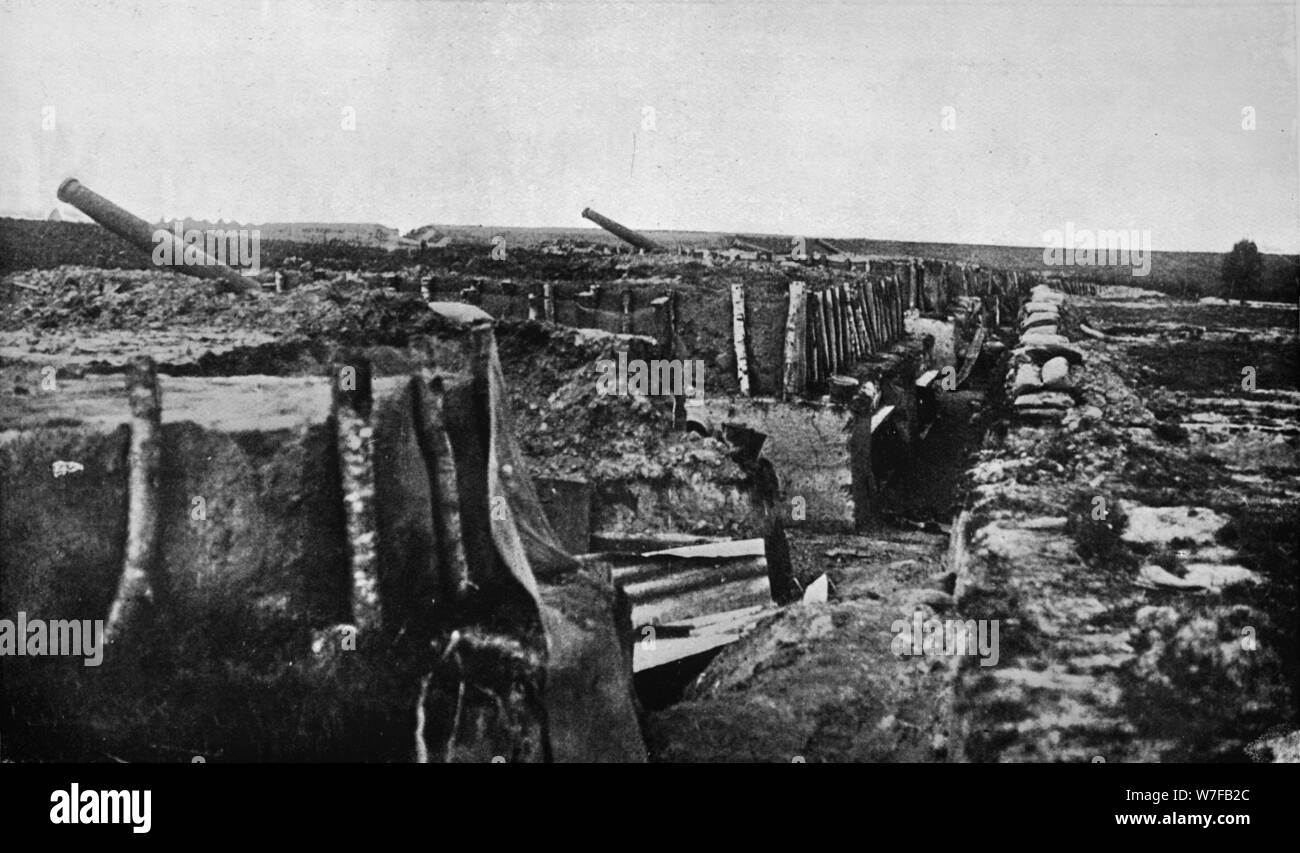 "Britische Gräben und Waffen bei Maubeuge aufgegeben", 1914. Künstler: unbekannt. Stockfoto