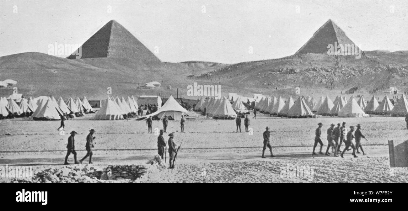 "Die australischen Truppen in Ägypten lagerten in der Nähe der Pyramiden", 1914. Künstler: unbekannt. Stockfoto