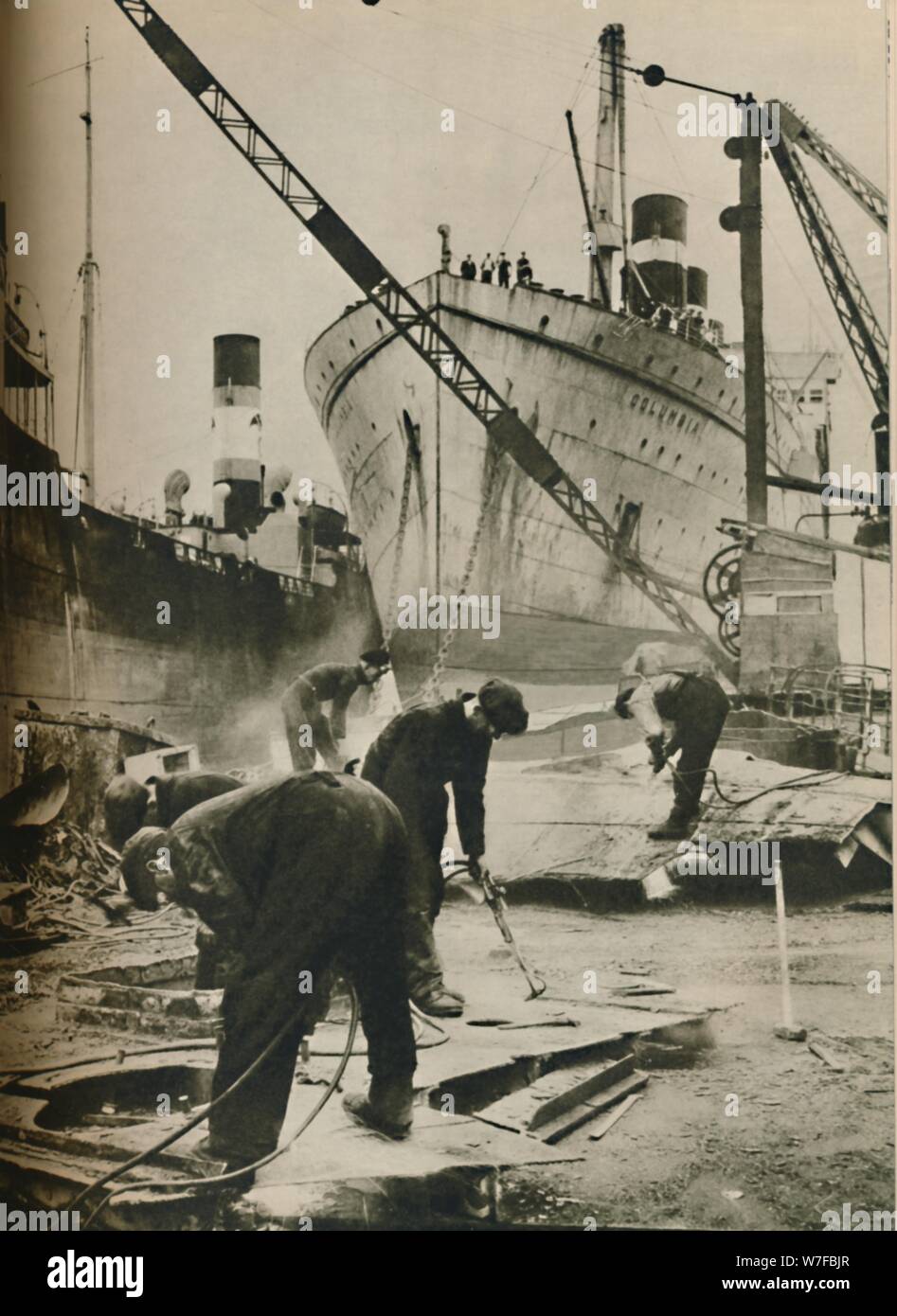 "Über die Firth-of-Forth. Shipbreaking an Bo'ness West Lothian', 1937. Artist: Unbekannt. Stockfoto