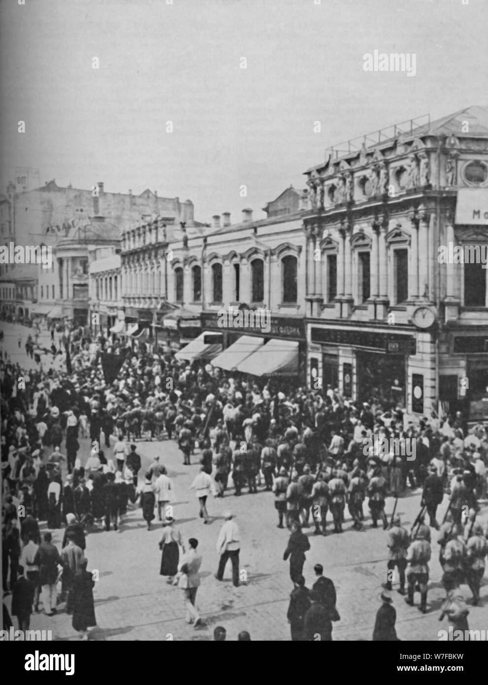 'Military Demonstration in den Straßen von Moskau', c 1935. Artist: FA Mackenzie. Stockfoto