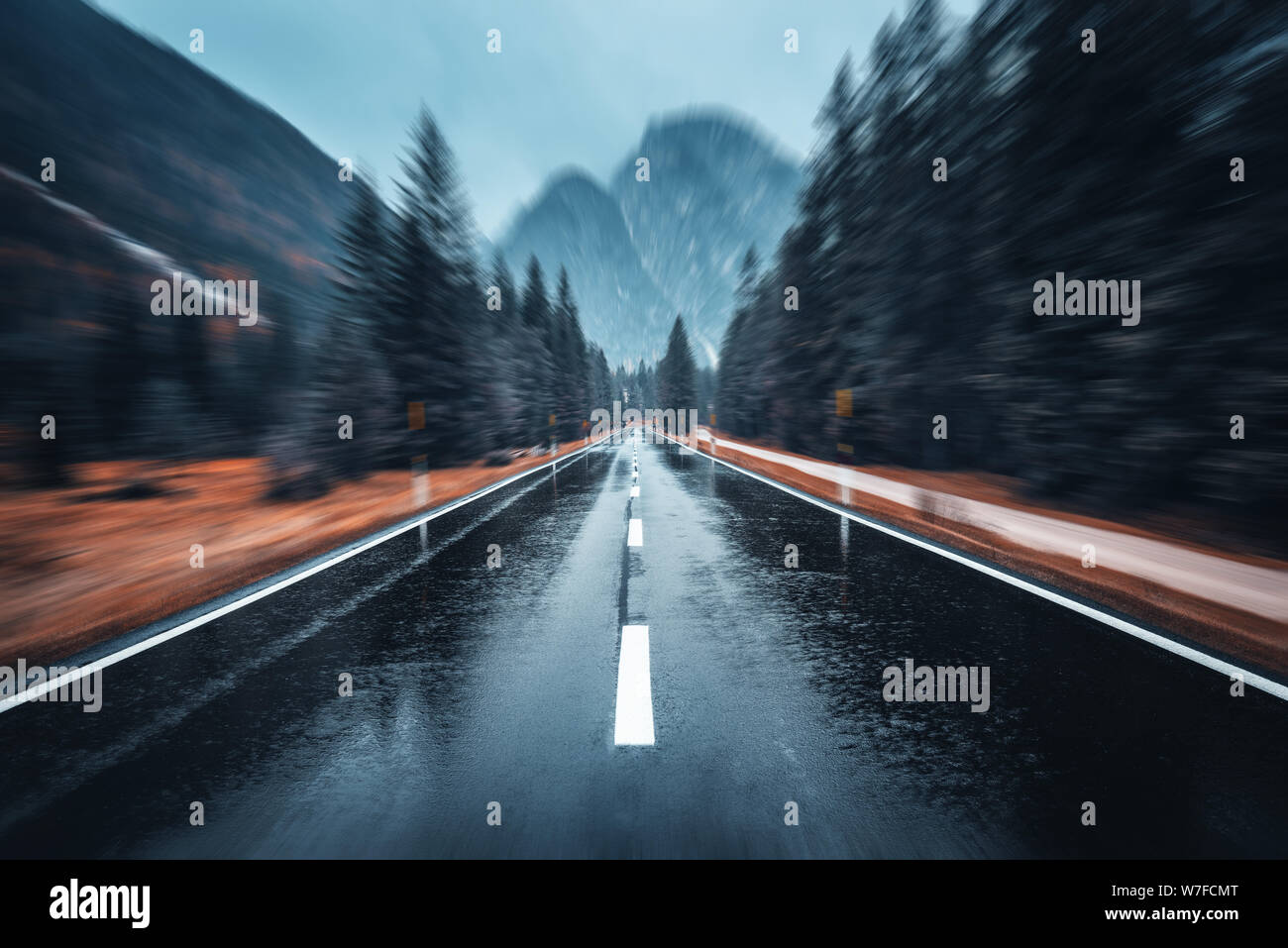 Straße im Herbst Wald in Regen mit Motion blur Effekt Stockfoto