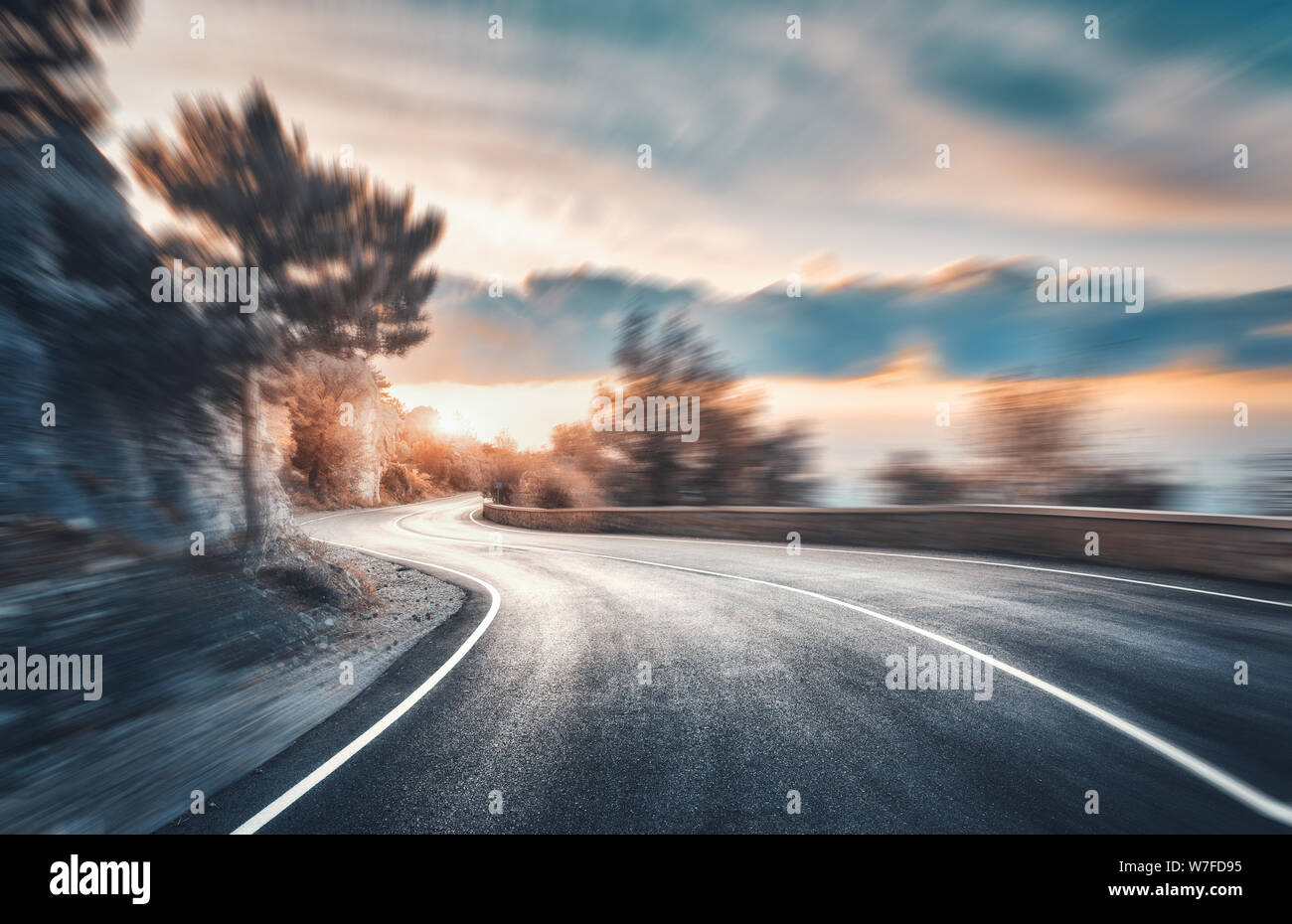 Mountain Road bei Sonnenuntergang mit Motion blur Effekt. Asphalt Stockfoto