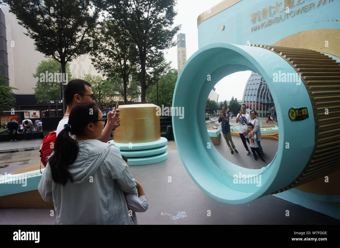 Anwohner machen Fotos von einer großen Nachbildung einer Marke Leica Kamera, die ist 5 Meter hoch und 8 Meter lang, dem Jahrestag der Han zu markieren Stockfoto