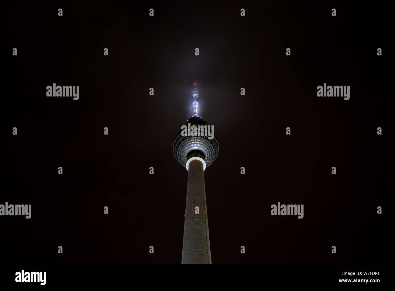 Den berühmten Berliner Fernsehturm bei Nacht Stockfoto