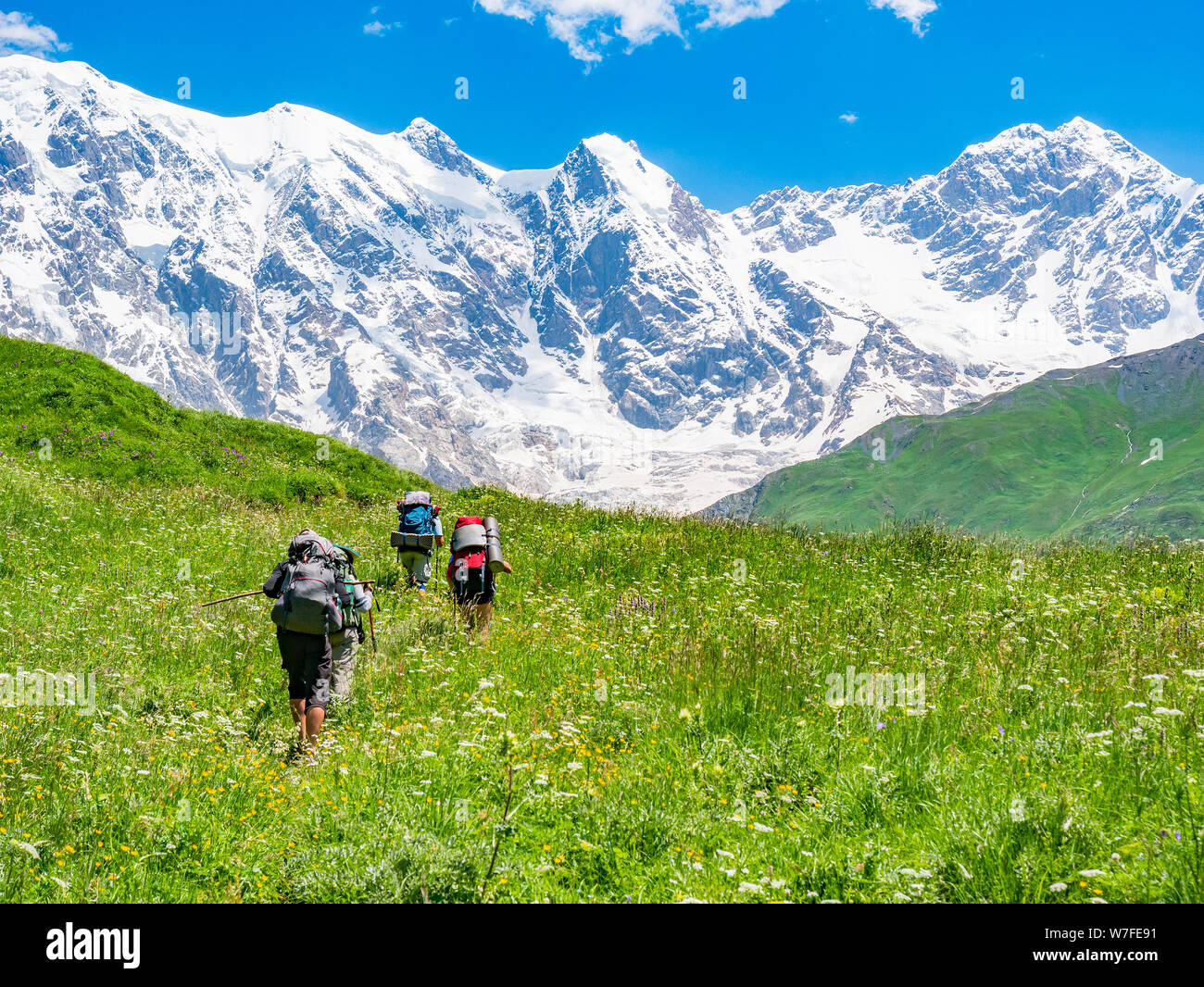 Touristen mit einem Rucksäcke im Kaukasus. Region Swanetien, Georgien Stockfoto