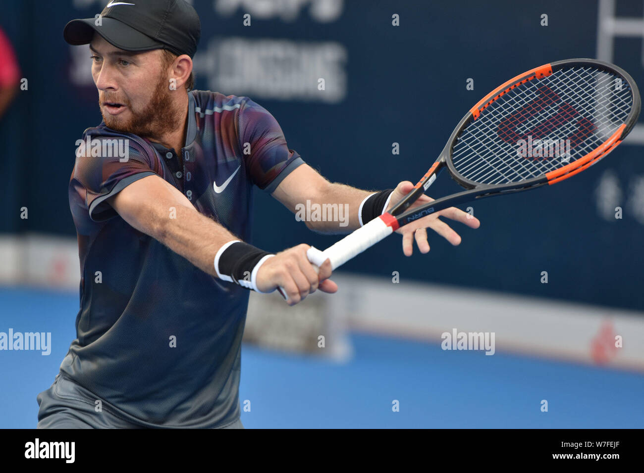 Alexandr Dolgopolov der Ukraine liefert einen Schuß zu Dudi Sela der Israelischen in ihrer Viertelfinalegleichen der männlichen Singles während der 2017 Shenzhen Öffnen t Stockfoto