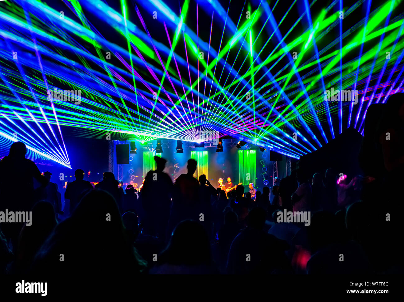 Laubach, Deutschland, 08.03.2019: Lasershow, luxuriöse Unterhaltung mit Publikum Silhouetten in Diskothek event, Festival oder Neues Jahr Stockfoto