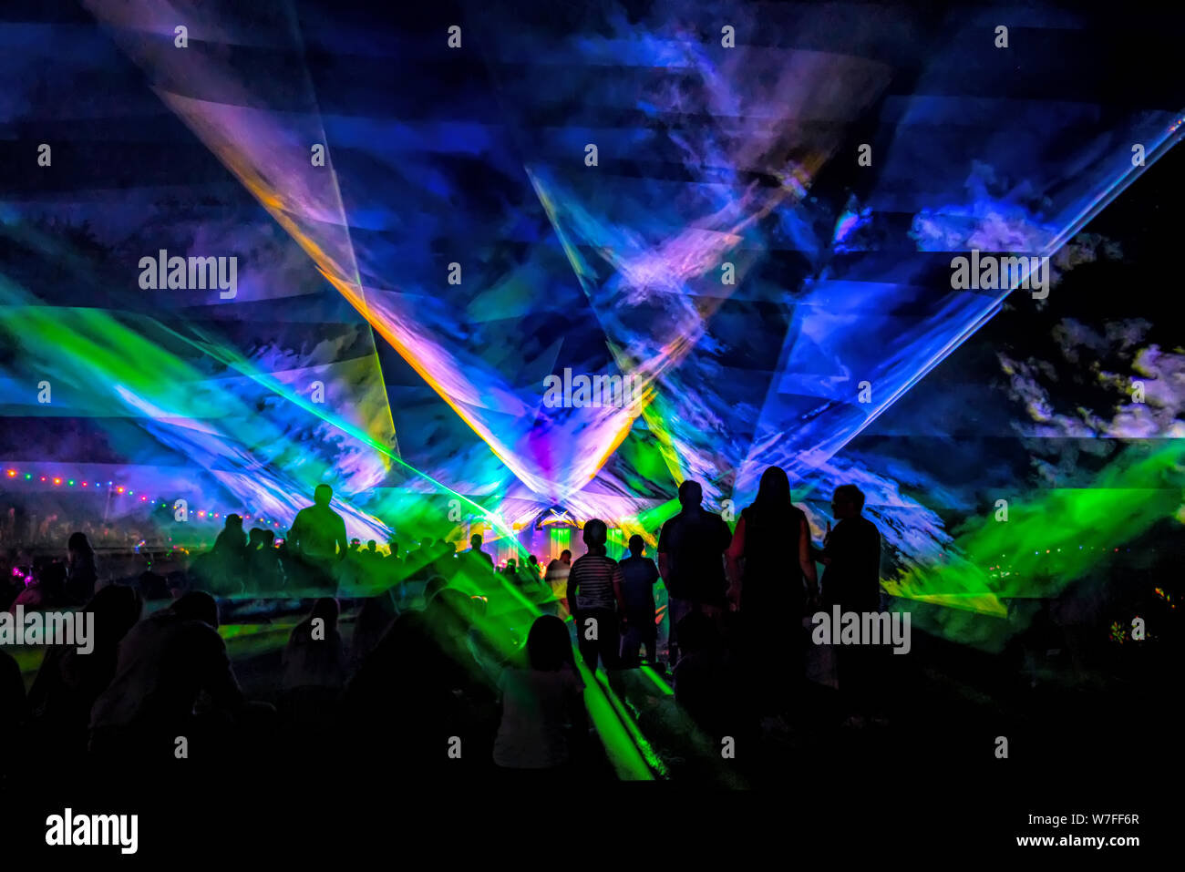 Laubach, Deutschland, 08.03.2019: Lasershow, luxuriöse Unterhaltung mit Publikum Silhouetten in Diskothek event, Festival oder Neues Jahr Stockfoto