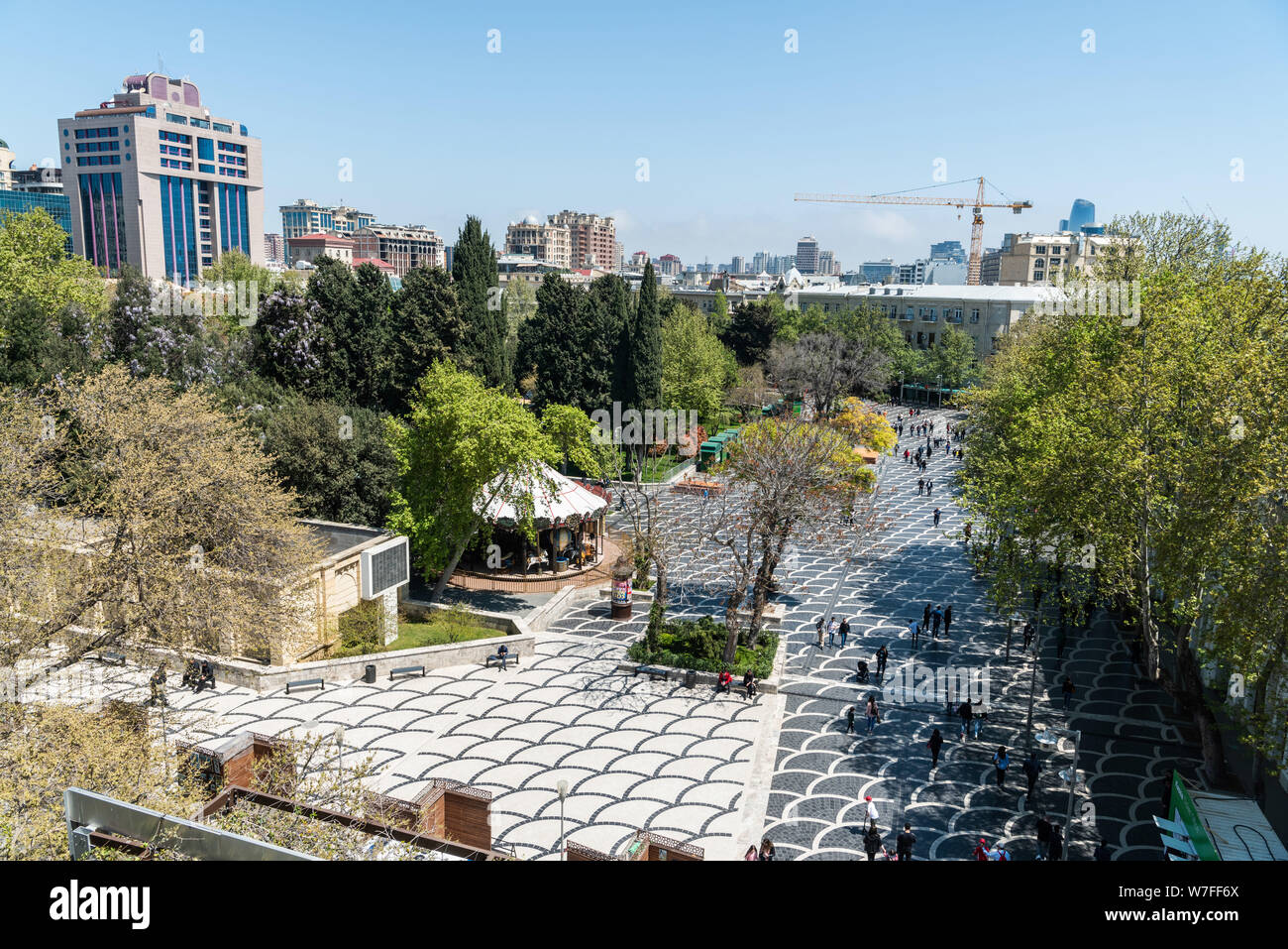 Baku, Aserbaidschan, 27. April 2019. Brunnen Quadrat in Baku, mit Gebäuden, Vegetation und Menschen. Stockfoto