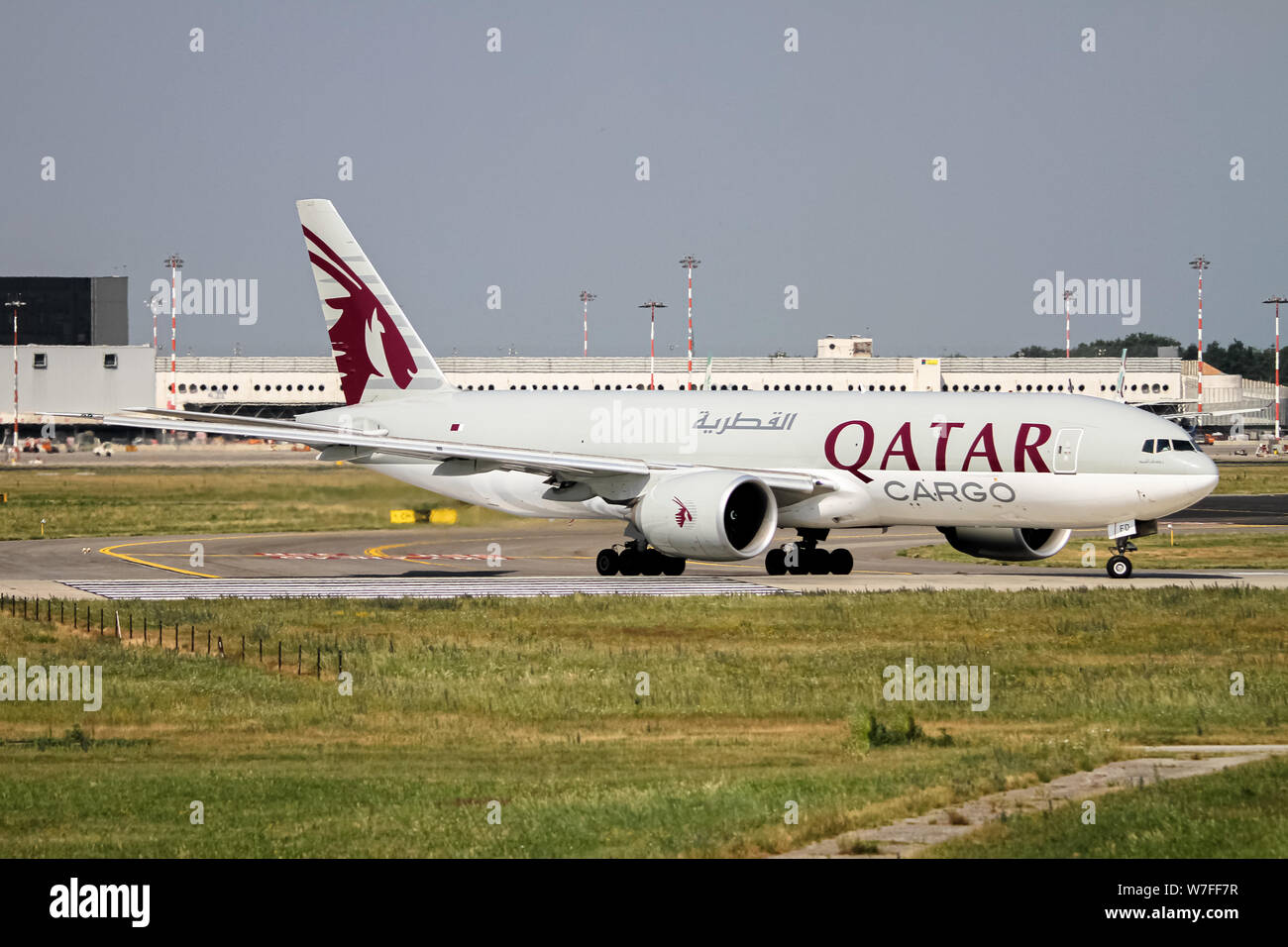 Qatar Airways Cargo Boeing 777-FDZ (A7-BFD) für Start in Mailand - Malpensa (MXP/LIMC) Italy bereit Stockfoto