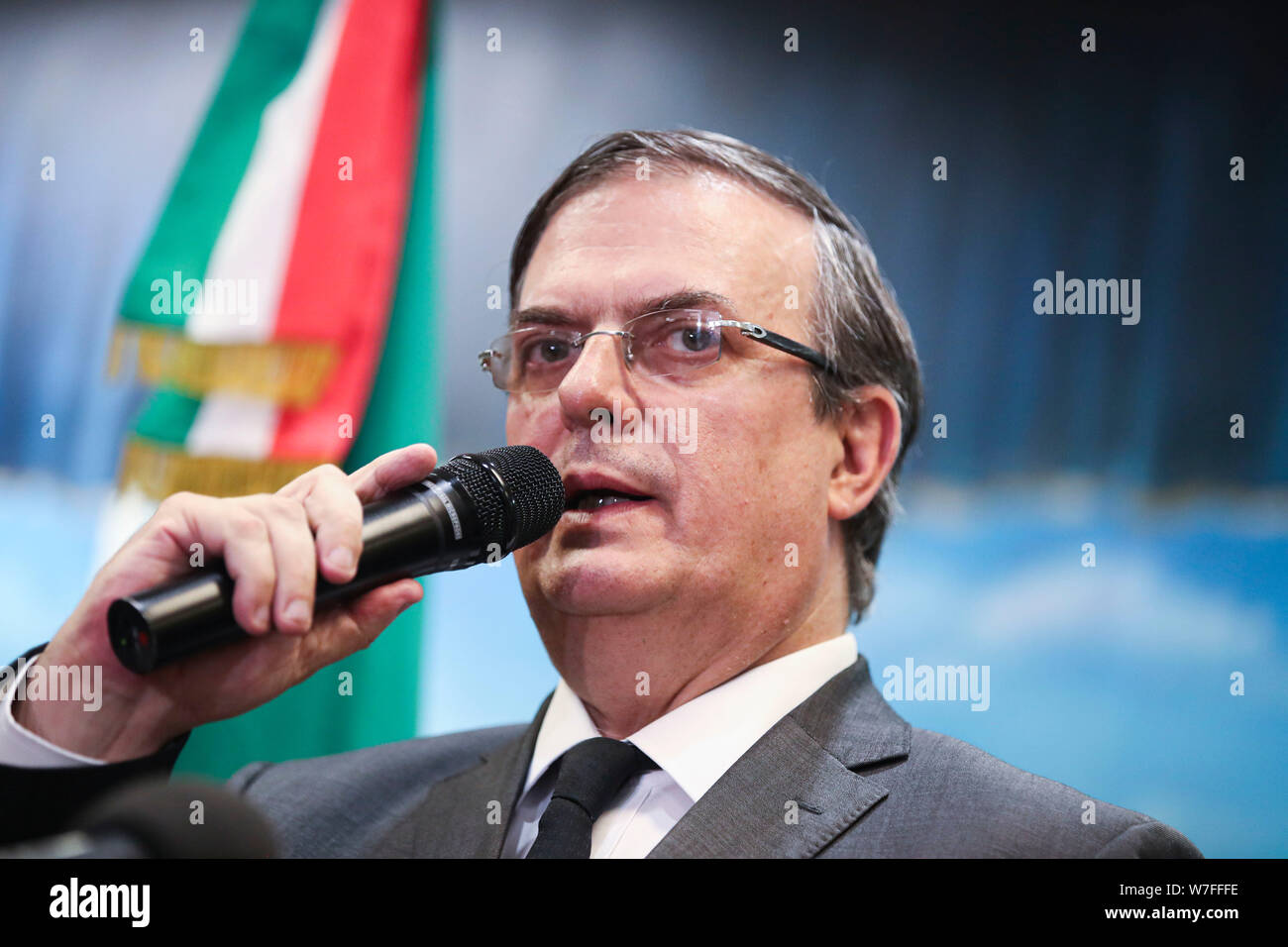 El Paso, USA. 5 Aug, 2019. Mexikanischen Außenminister Marcelo Ebrard spricht während einer Pressekonferenz in der Mexikanischen Konsulat in El Paso, Texas, USA, August 5, 2019. Ebrard wies auf die Notwendigkeit der Bekämpfung von Rassismus und weiße Vorherrschaft in den Vereinigten Staaten bei der Pressekonferenz. Credit: Wang Ying/Xinhua/Alamy leben Nachrichten Stockfoto