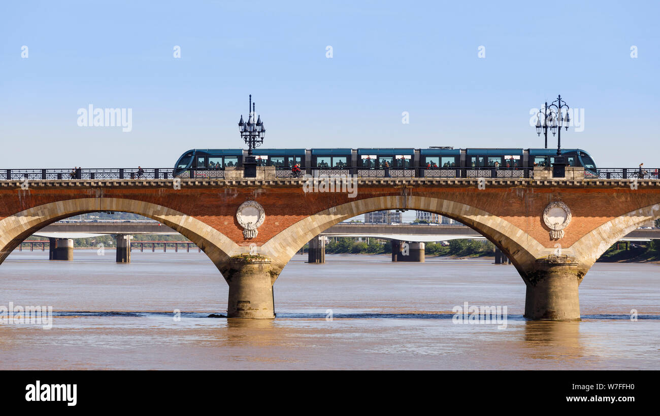 Nähert sich der 1822 Pont de Pierre, oder Steinerne Brücke, Bordeaux. Für 17 Bögen bekannt, die gleiche Nummer wie Buchstaben in Napoleon Bonaparte. Straßenbahn Route. Stockfoto