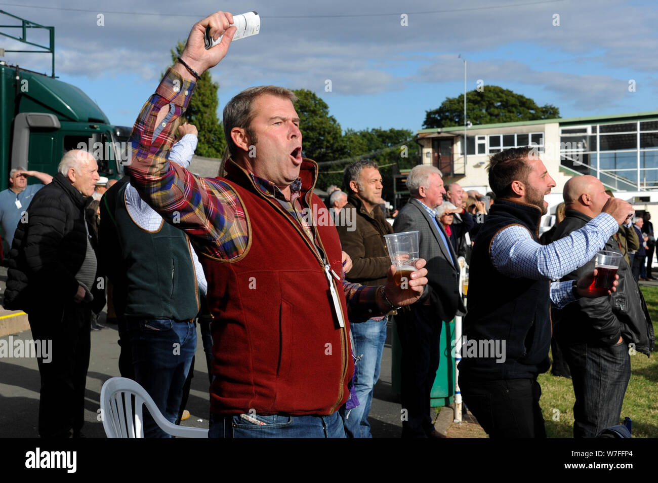 Jump racing kehrt in Hereford Racecourse, Donnerstag, 6. Oktober 2016. Feiern ein Sieger im 4 Rennen. Stockfoto