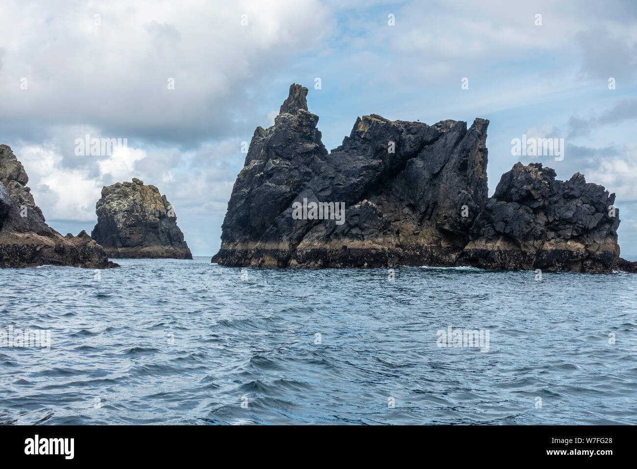 Robuste Aufschlüsse aus der Blasket Islands Gruppe vom Boot aus gesehen - der Halbinsel Dingle in der Grafschaft Kerry, Republik von Irland Stockfoto
