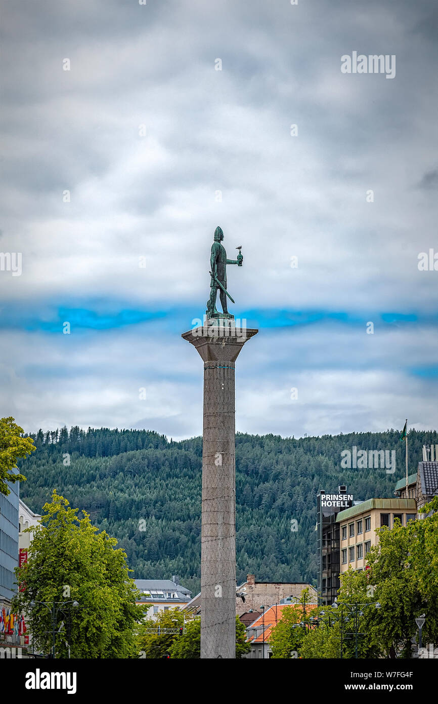 TRONDHEIM, Norwegen - 16 Juli, 2019: Der 18-meter Statue von Olav Tryggvason ist auf ein Obelisk montiert. Es steht im Zentrum der City Square Stockfoto