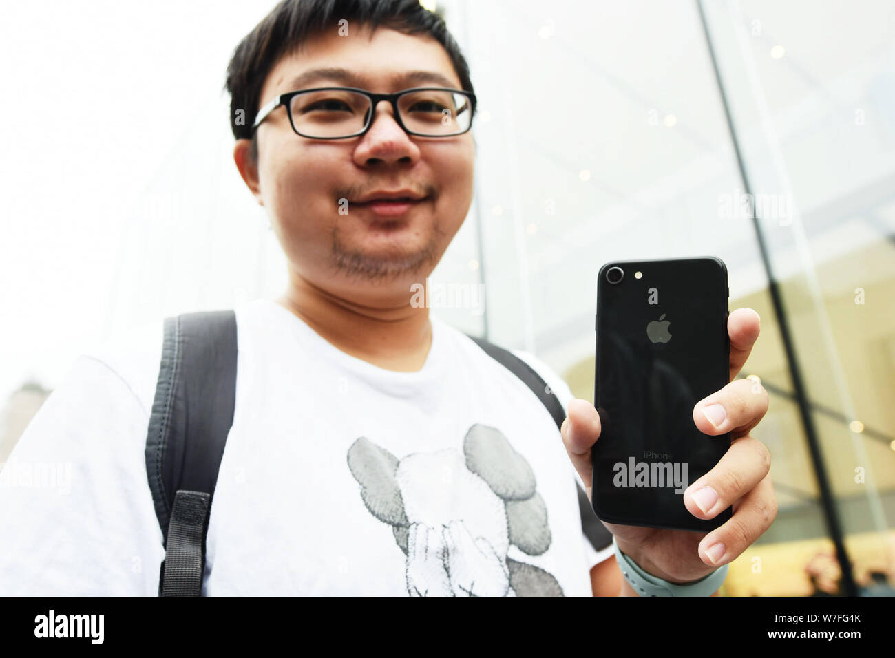 Eine chinesische Shopper zeigt seine iPhone 8 Smartphone zu einem Flagship Store von Apple in Hangzhou City, East China Zhejiang provinz, 22. September 2017. Th Stockfoto