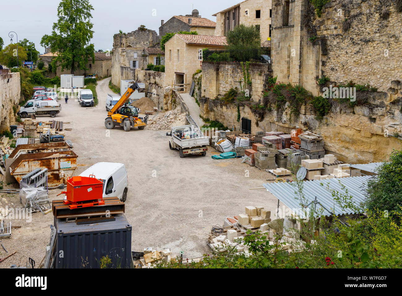 Builders Yard und Erneuerungen, neben der alten Mauern und Gebäude von Saint Émilion, Region Gironde, Frankreich. Stockfoto