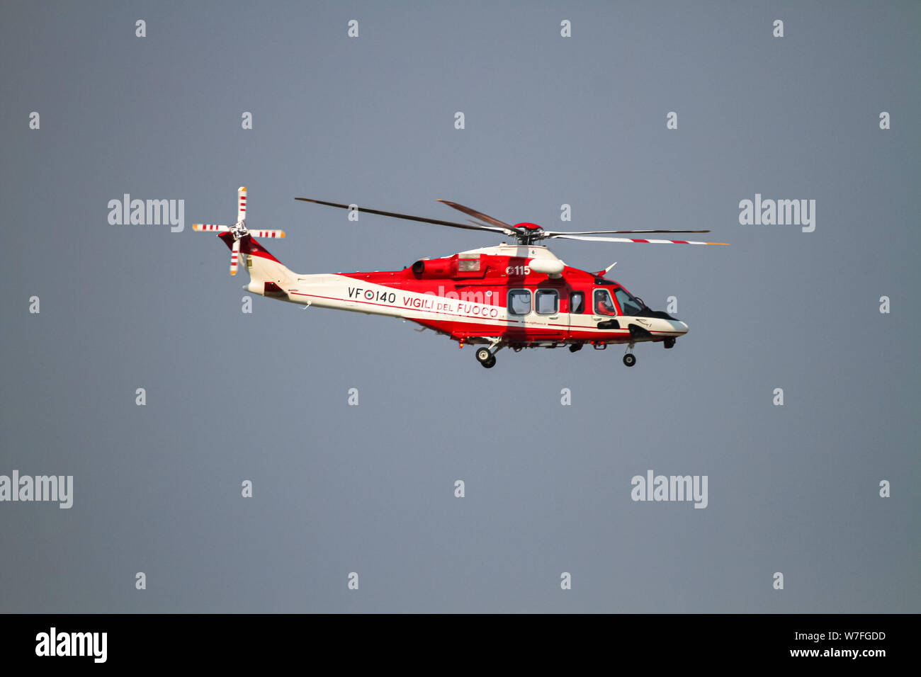 Die fire fighter Hubschrauber AgustaWestland AW139 (VF-140) im Flug fotografiert in Malpensa, Mailand, Italien Stockfoto