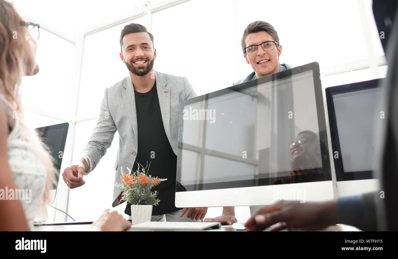 Junge Mitarbeiter gegenseitig hoch fünf Stockfoto