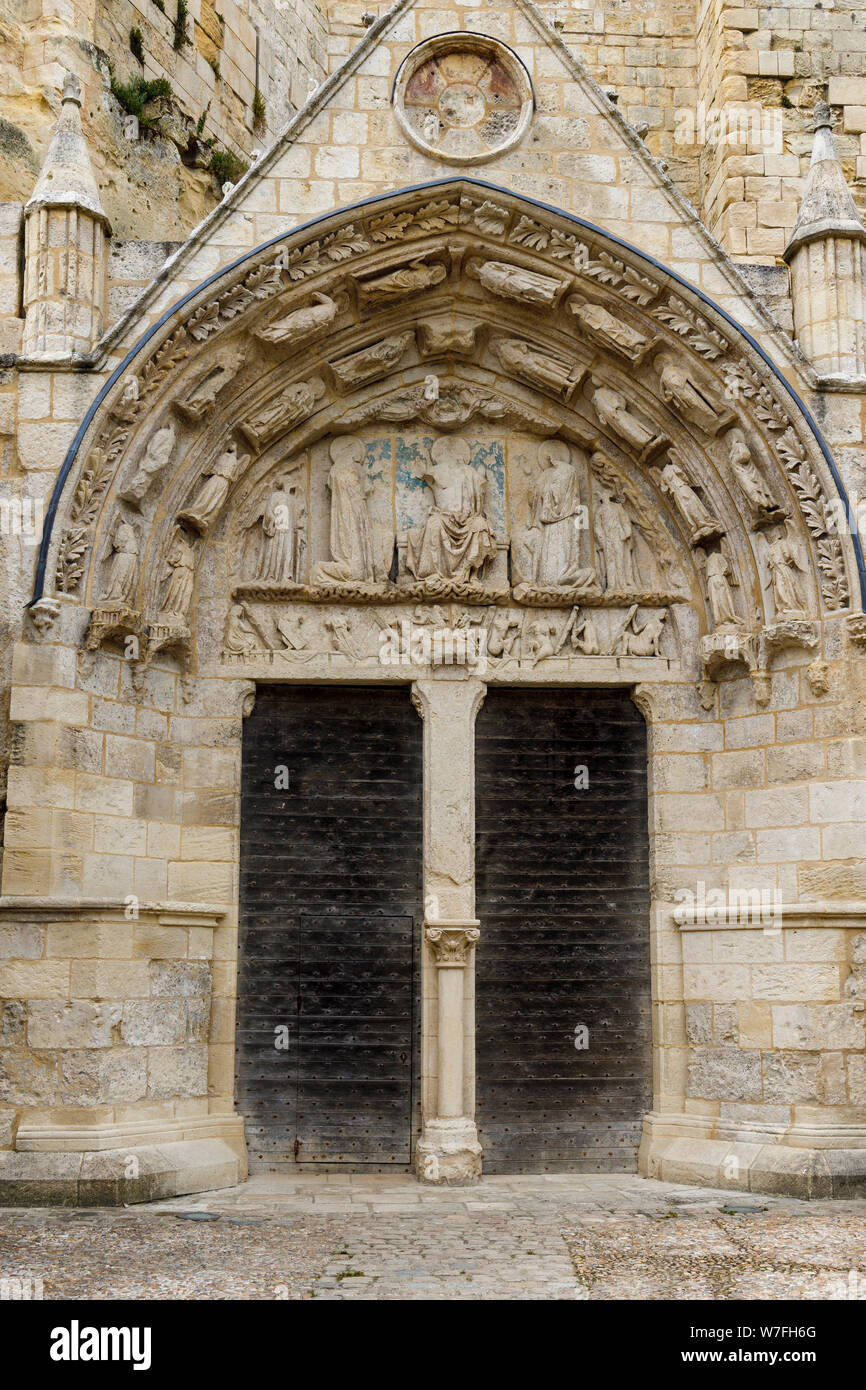 Eingang zur U-Bahn C12 Benediktiner Eglise Monolithen Kirche, Saint-Emilion, Frankreich. Berühmt für seine Katakomben und Kathedrale wie Größe. Stockfoto
