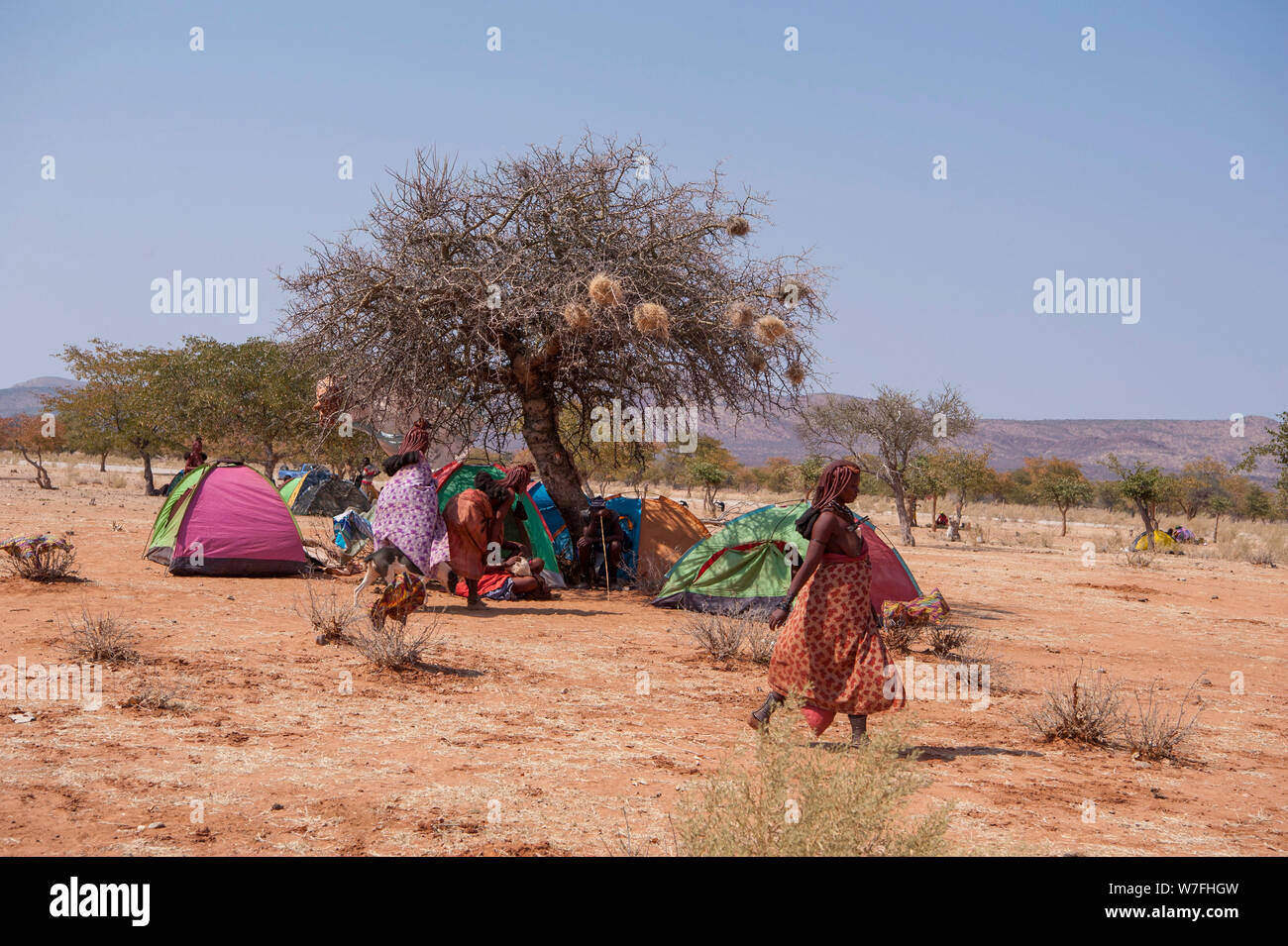 Himba Zelte und Campingplatz an einem Begräbnis sammeln, Kaokoveld, Namibia Stockfoto