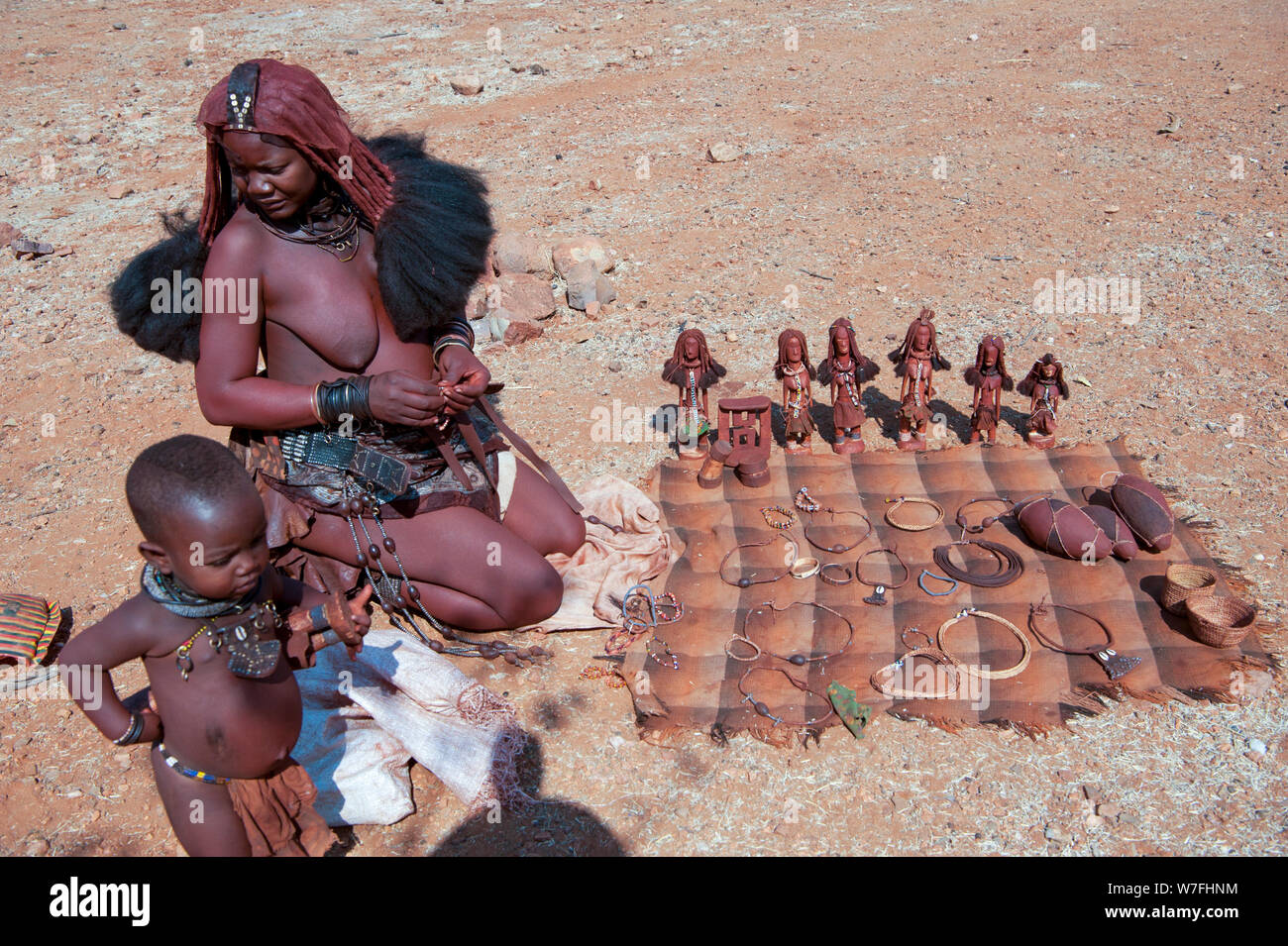 Himba Frauen verkaufen Kunsthandwerk und Schnickschnack für Touristen in ihr Dorf, Kaokoveld, Namibia, Afrika Stockfoto