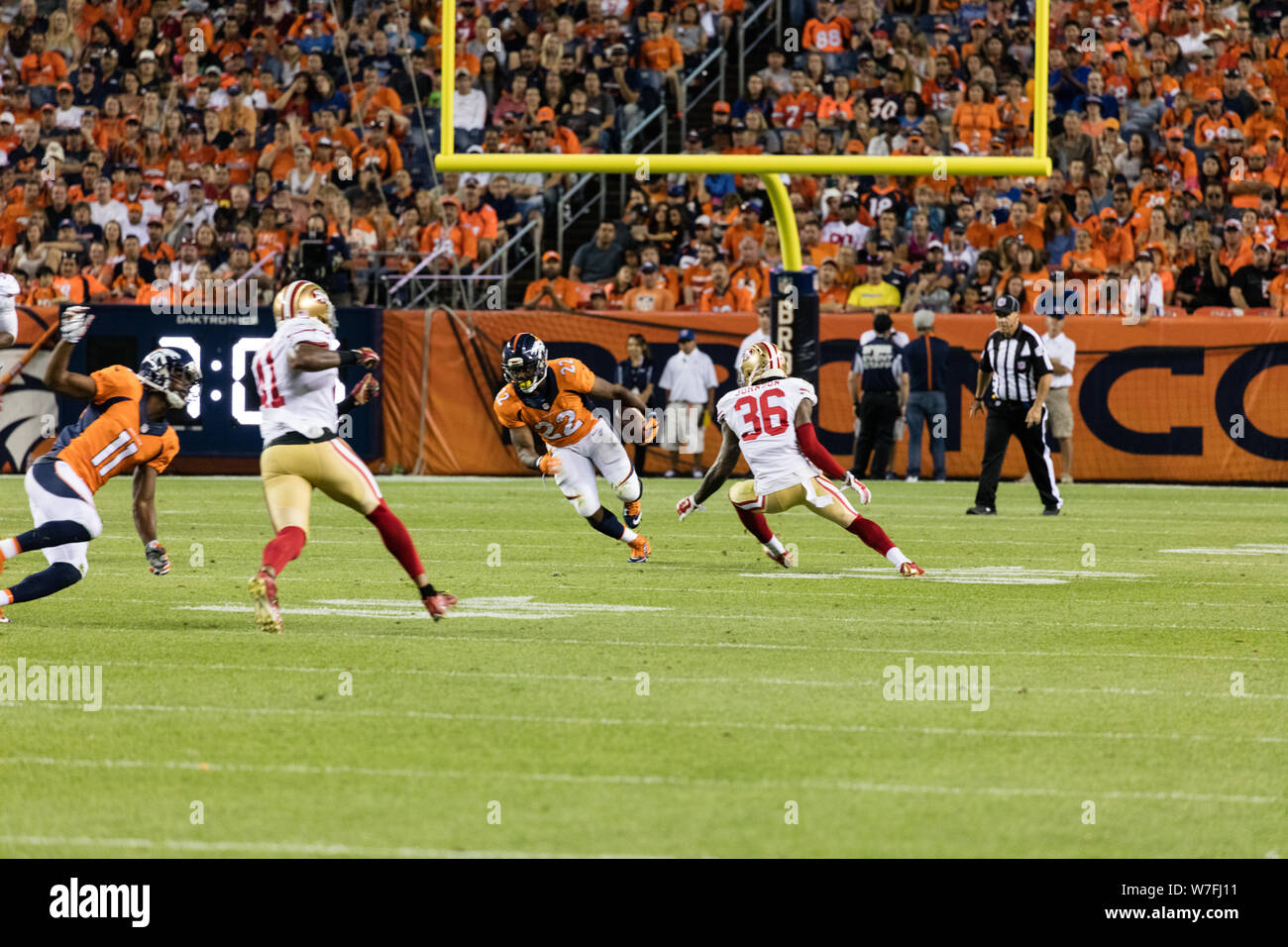 Aktion a Denver Broncos National Football League Spiel gegen den Besuch in San Francisco 49ers an der Sports Authority Feld bei Mile High Stadium, Denver, Colorado Stockfoto