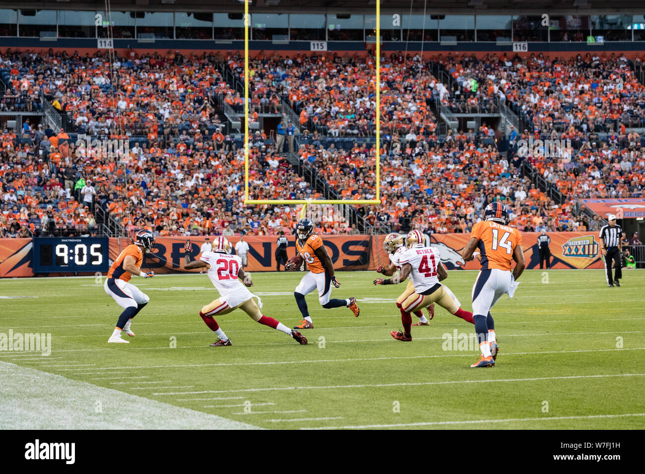 Aktion a Denver Broncos National Football League Spiel gegen den Besuch in San Francisco 49ers an der Sports Authority Feld bei Mile High Stadium, Denver, Colorado Stockfoto