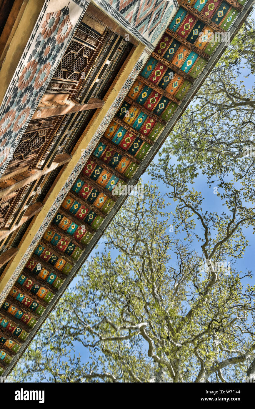 Sheki, Aserbaidschan - 29. April 2019. Elemente der Außengestaltung des Palastes von scheki Khans, mit geometrischen Mustern in Dunkelblau, Türkis und ochr Stockfoto