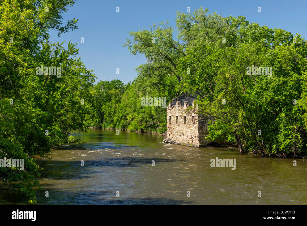 Alten, verlassenen Mühle am Fluss Stockfoto