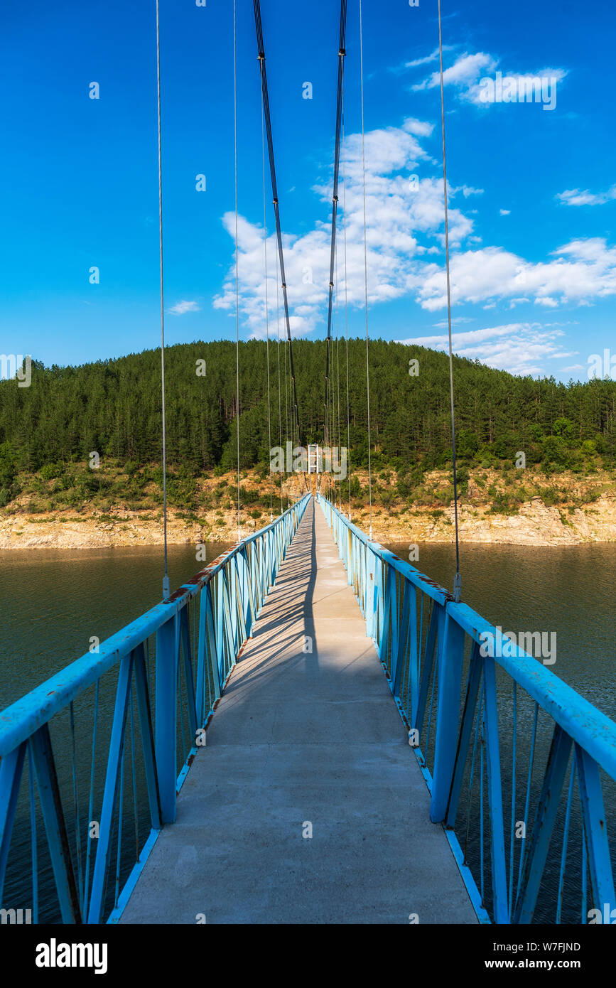 Hängebrücke über kardschali Dam, Bulgarien in der Nähe von Suhovo Dorf Stockfoto