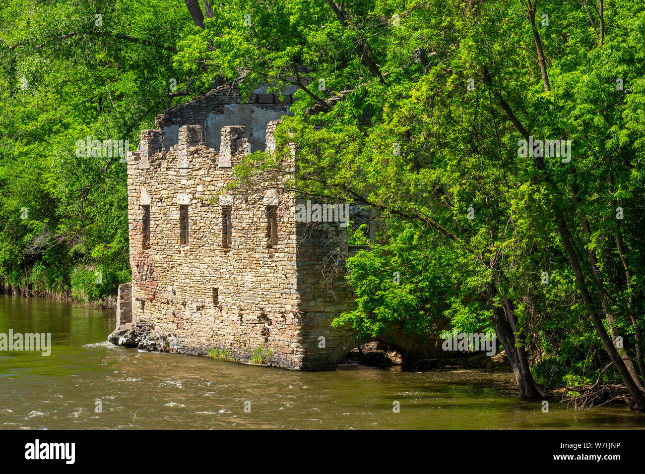 Alten, verlassenen Mühle am Fluss Stockfoto