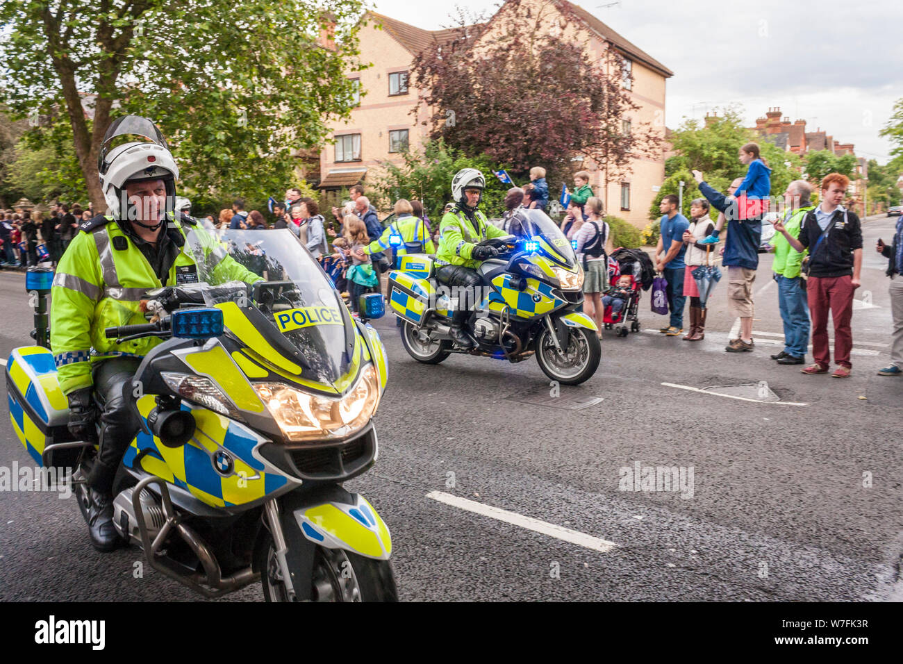 Thames Valley Polizei Motorradfahrer reiten BMW R1200 RT Motorräder während der Olympischen Fackellauf in 2012. Reading, Berkshire, England, GB, UK Stockfoto