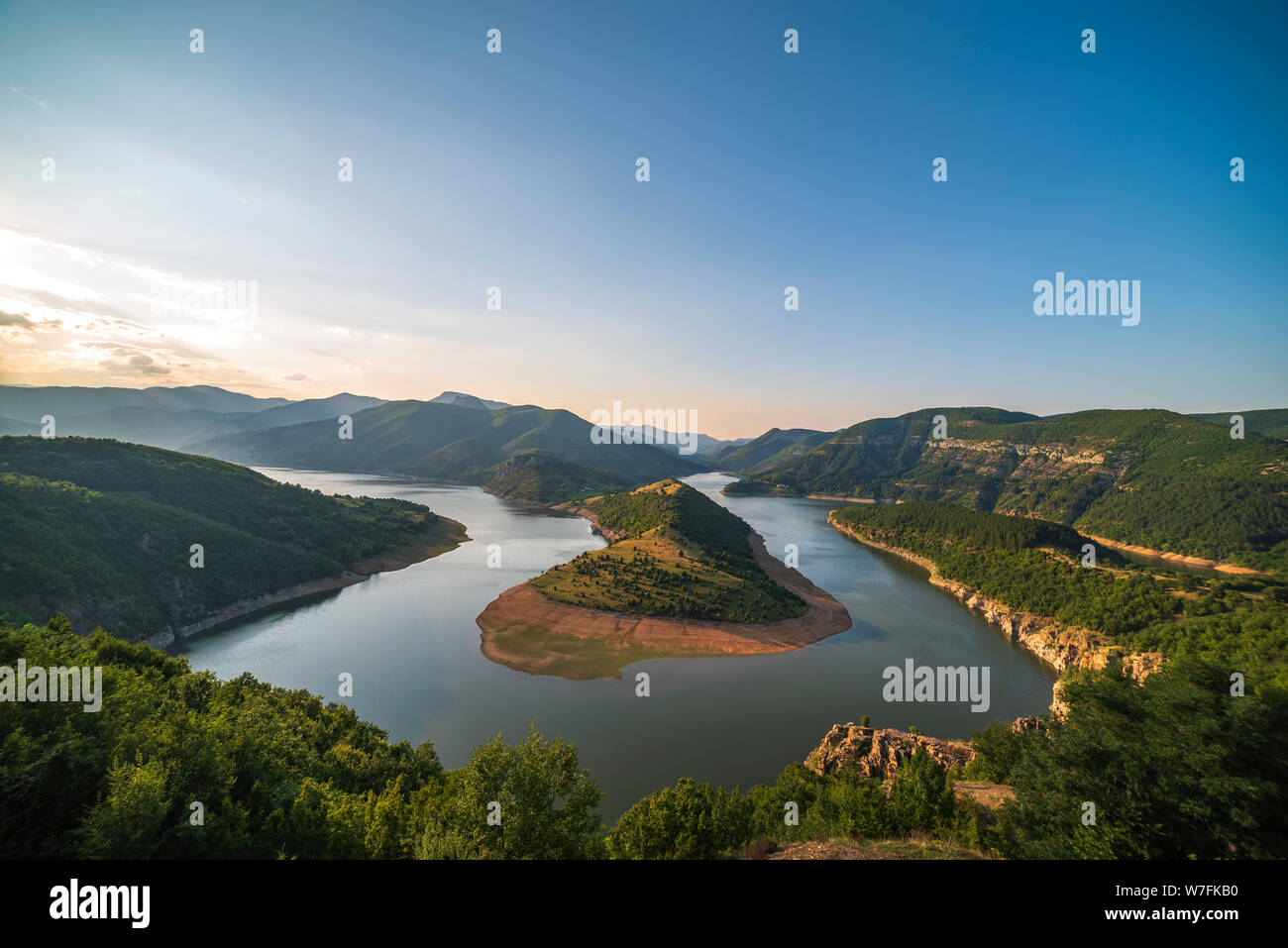 Bulgarien, Kardschali Dam, Panoramablick von Mäander in Arda Fluss, mit grünen Wald umgeben, Sommer Zeit bei Sonnenuntergang Stockfoto