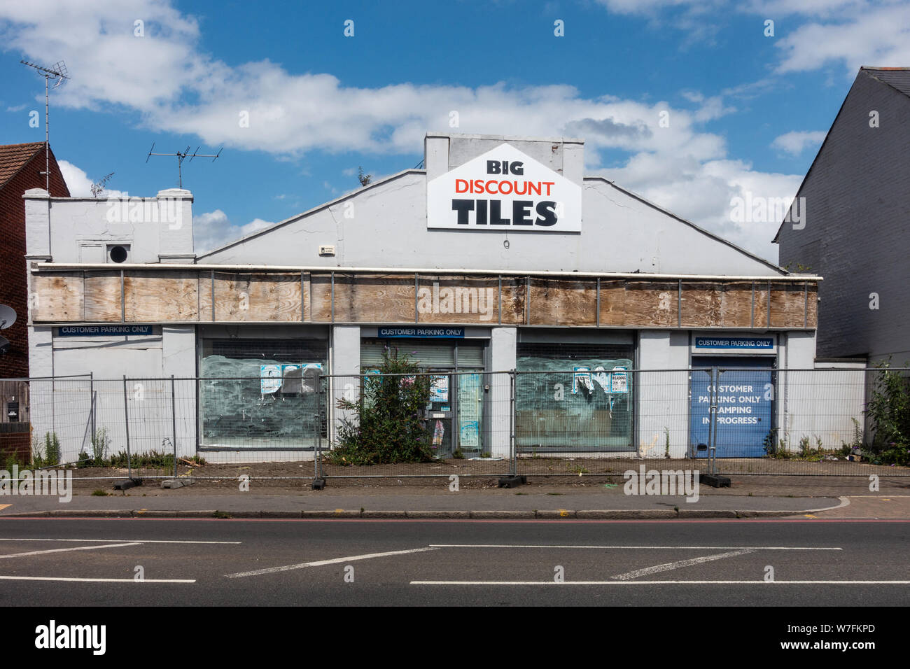 Ein Shop auf der Oxford Road in Reading, UK ist leer, leer und baufälligen Stockfoto