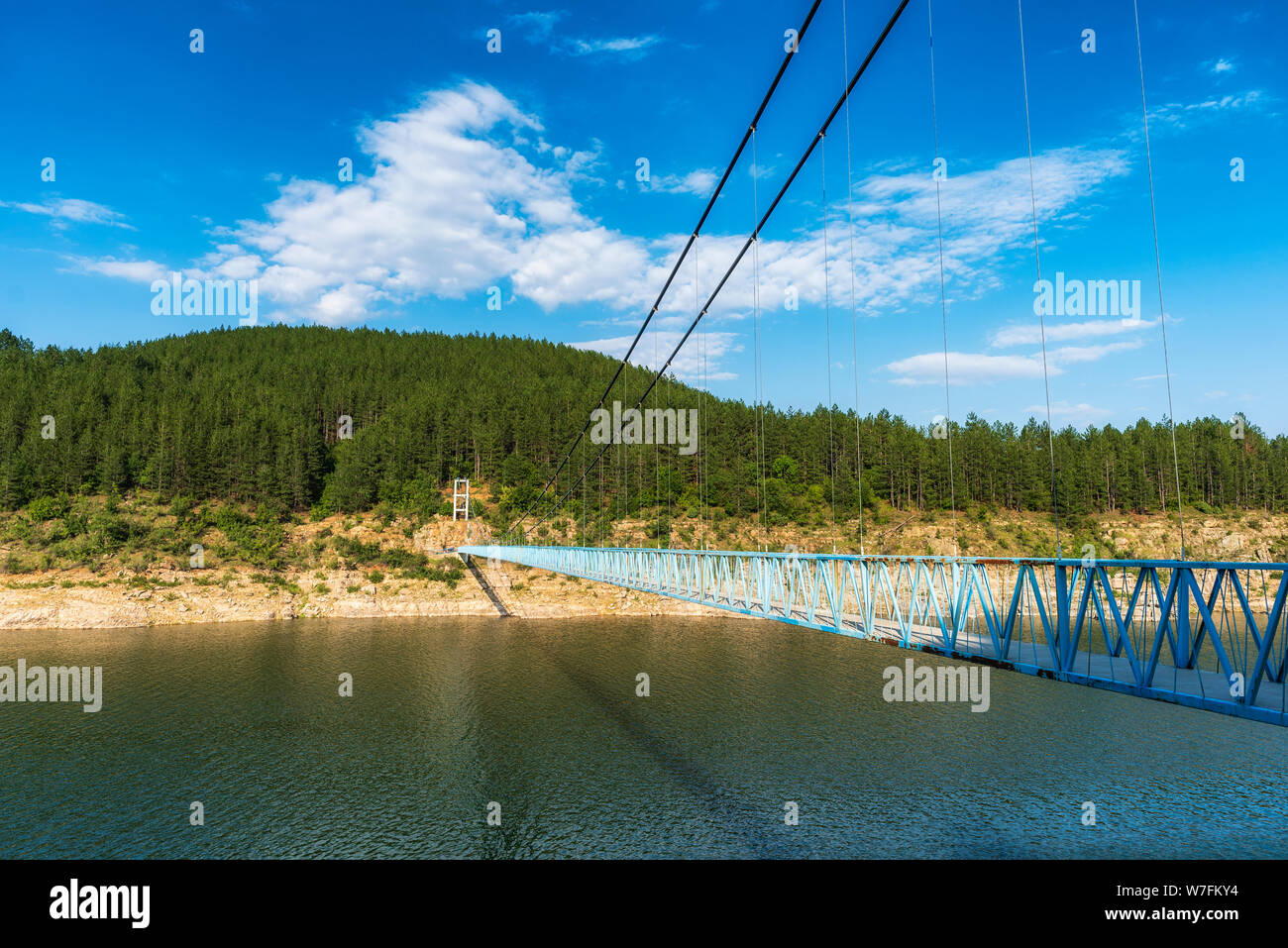 Hängebrücke über kardschali Dam, Bulgarien in der Nähe von Suhovo Dorf Stockfoto