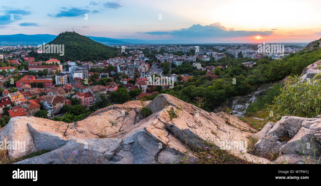 Panoramablick Sommer Sonnenuntergang über Plovdiv - europäische Kulturhauptstadt 2019 und älteste lebende Stadt in Europa, Bulgarien Stockfoto