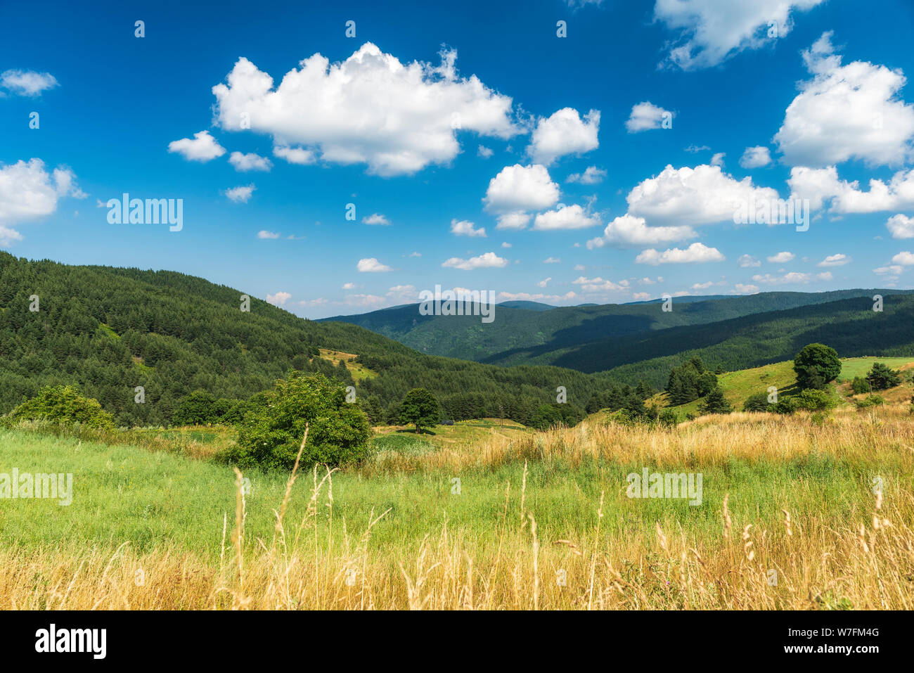 Tolle Berglandschaft mit blauer Himmel mit weißen Wolken, natürliche Outdoor reisen Hintergrund. Beauty Welt. Stockfoto