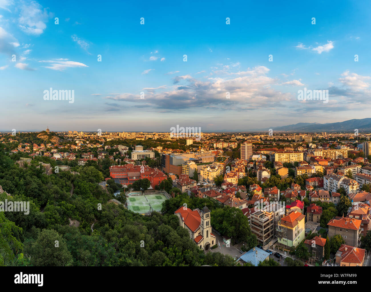 Antenne Panoramablick Sonnenuntergang über der Stadt Plovdiv, Bulgarien Stockfoto