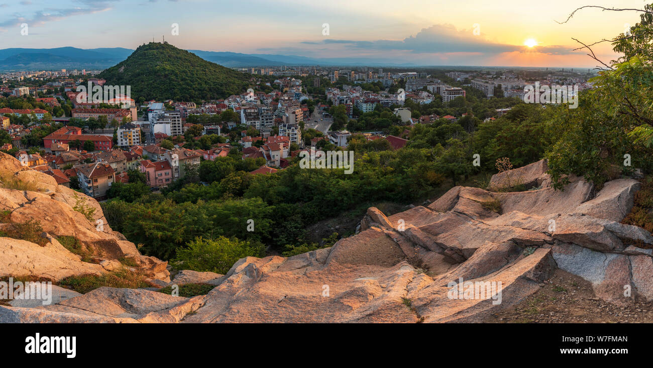 Panoramablick Sommer Sonnenuntergang über Plovdiv - europäische Kulturhauptstadt 2019 und älteste lebende Stadt in Europa, Bulgarien Stockfoto
