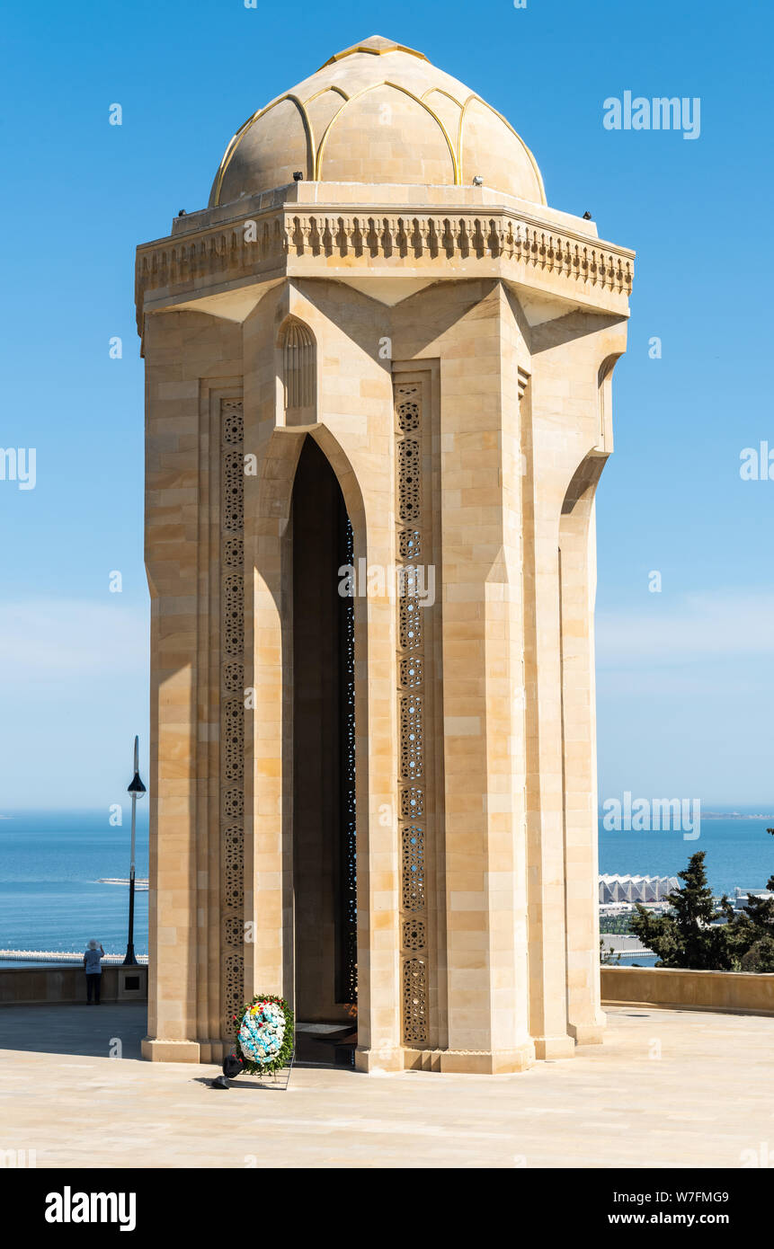 Baku, Aserbaidschan - Mai 2, 2019. Ewige Flamme Memorial, bestehend aus einem Grab steht auf einem 8-Stern Krone mit einem vergoldeten Rahmen Glaskuppel, in der EIN Stockfoto