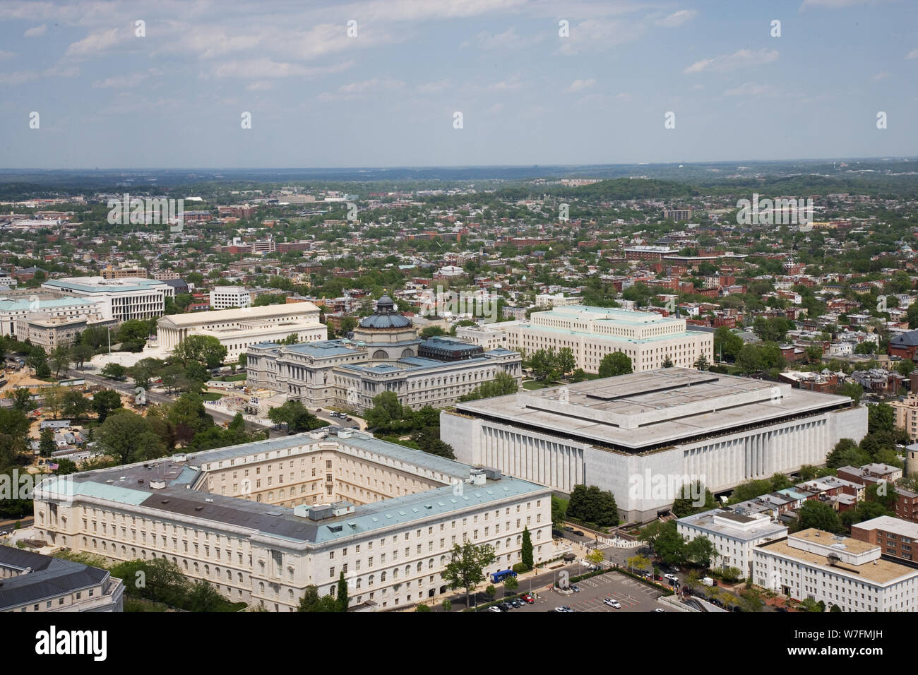 Luftbild des Capitol Hill mit dem Madison, Jefferson und Adams Gebäude der Bibliothek des Kongresses hinter das Cannon House Office Building, Washington, D.C. Stockfoto