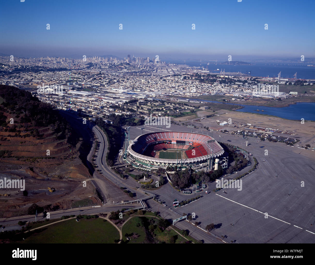 Luftaufnahme von Candlestick Park, Heimstadion der San Francisco 49ers National Football League Professional Team, mit der Innenstadt von San Francisco, Kalifornien, in der Ferne Stockfoto