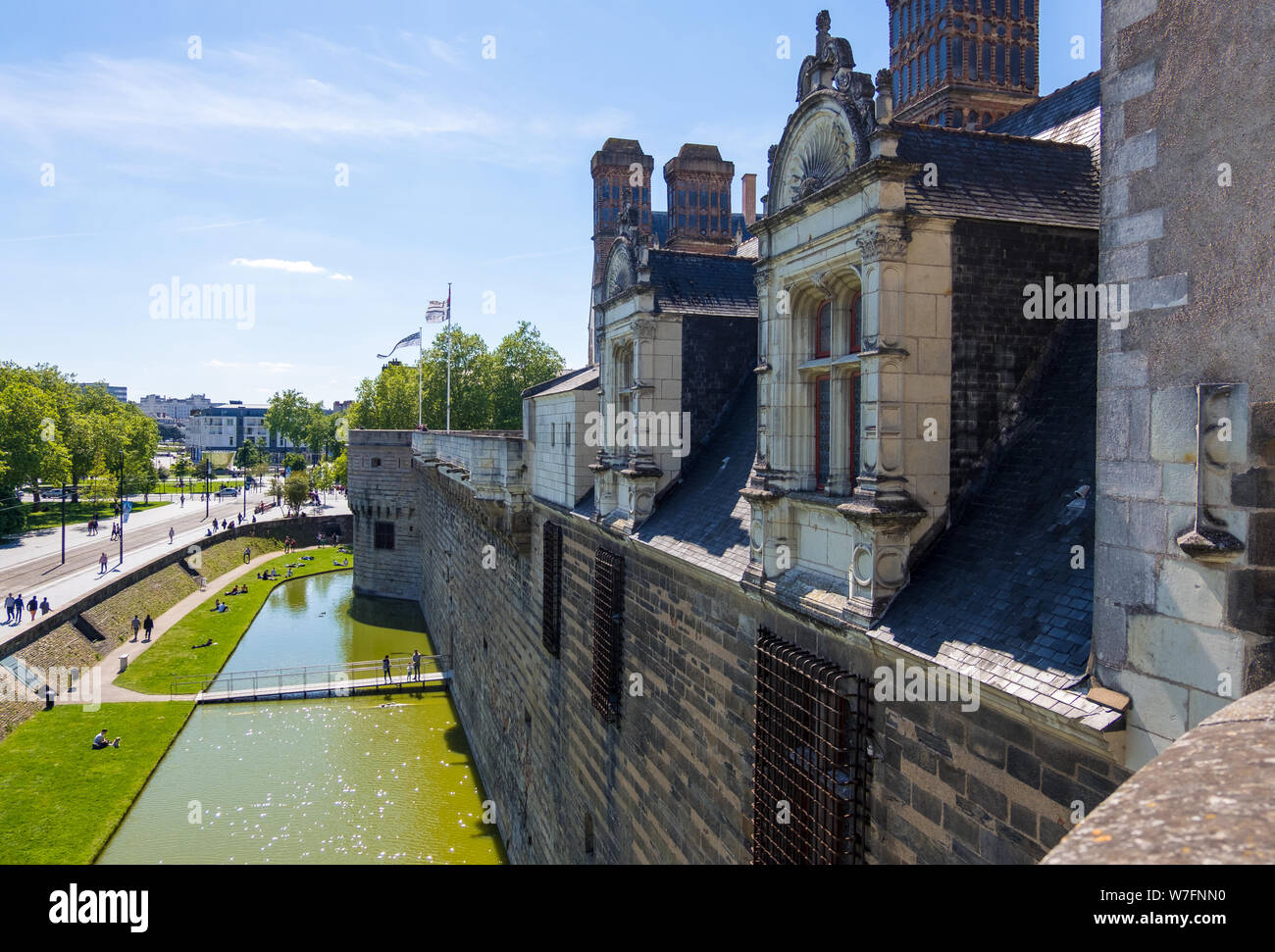 Nantes, Frankreich - 12. Mai 2019: Menschen Ruhe auf der Wiese in der Nähe der Burg der Herzöge der Bretagne in Nantes. Stockfoto