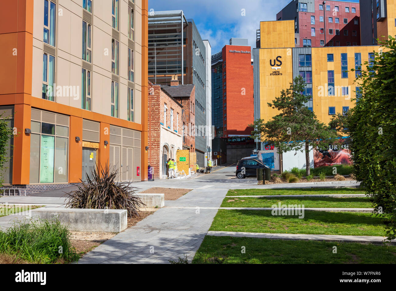 Blick auf den Fox Straße von Eastside Millennium Park auf Curzon Street zeigt Arbeiter wiederherstellen ein historisches Haus, Birmingham, West Midlands, UK Stockfoto