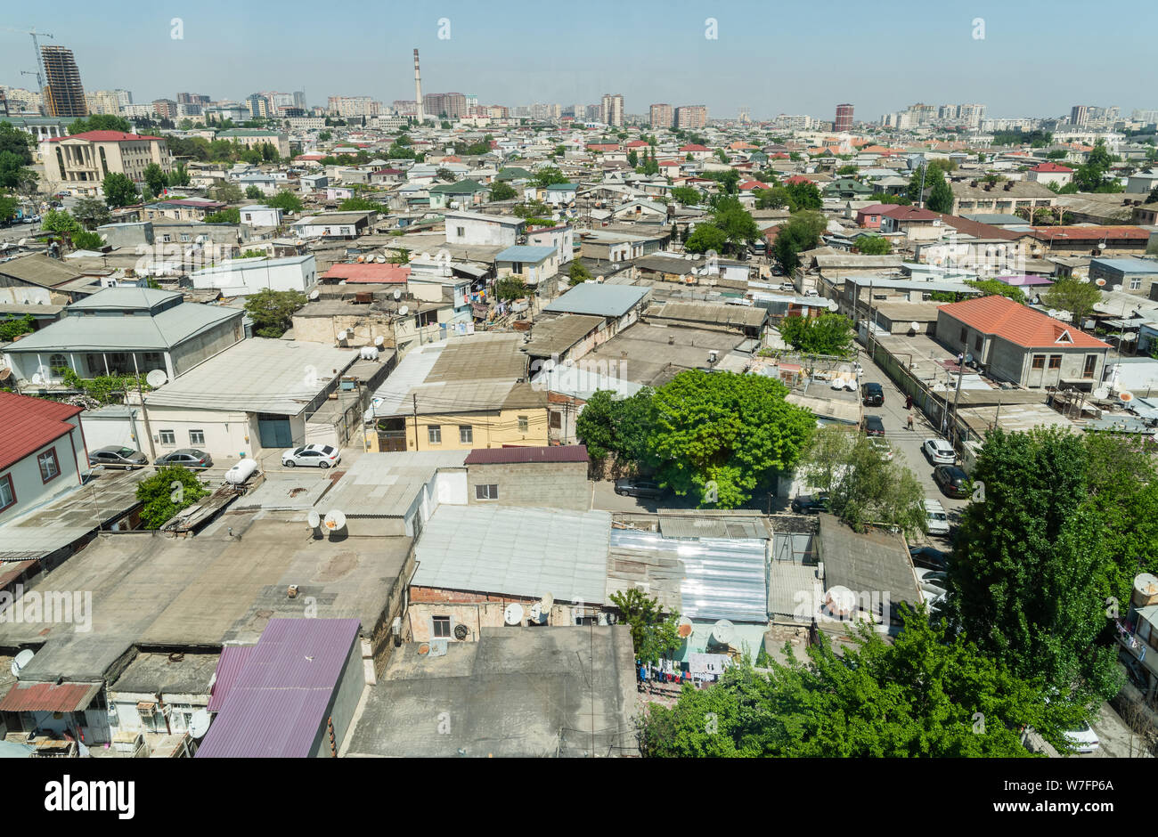 Baku, Aserbaidschan - Mai 9, 2019. Blick über Papanin Bezirk von Baku, in Richtung 3 microdistrict, Ganjlik und Darnagul, mit Wohnbauten und Auto Stockfoto