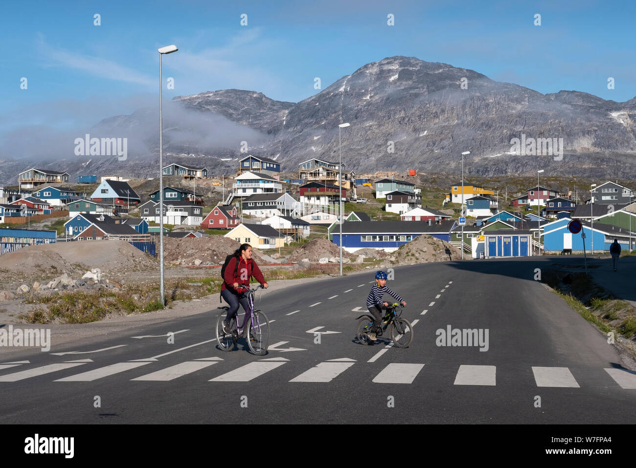 Mutter und Kind radeln in Nuuk, der Hauptstadt Grönlands. Stockfoto